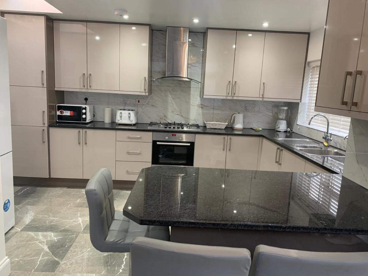 Beautiful All Room En-Suite 4 Bedrooms House , Free Parking, Wifi, Corporate, Contractors, Family Relocation, Contact Us For Long Term Rate Ilford Exteriér fotografie
